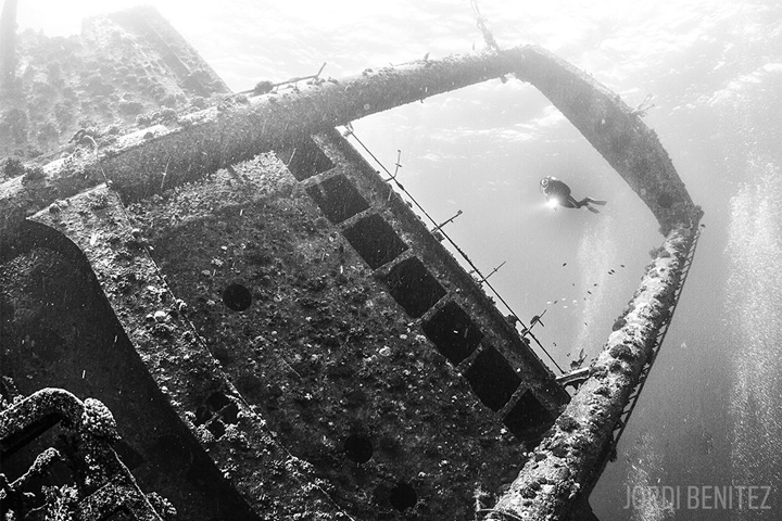 10 Underwater Shipwreck Photos